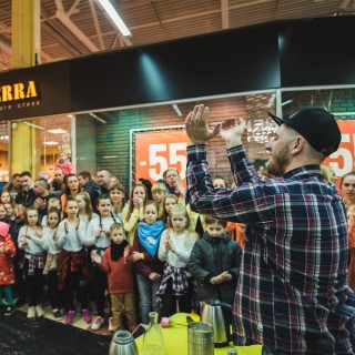 В воскресенье 26 марта в гипермаркете "Алми" прошел благотворительный концерт в поддержку Матвея Забавского