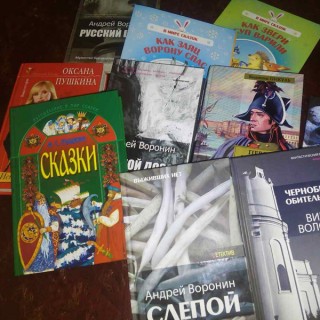 Сотрудницы книжного магазина "Веды" подарили литературу для детей, находящихся на лечении от онкологии.