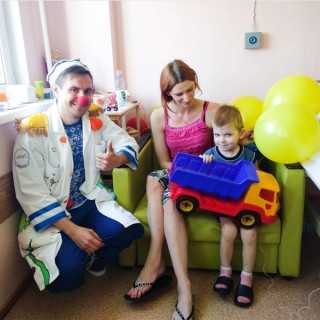 К 1 июня каждый ребенок в РНПЦ Боровляны получил от Центра ПОРА в подарок брошь.