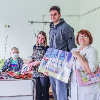 Баскетболисты мужской сборной Беларуси совместно с Центром ПОРА 31 октября навестили детей и подростков в онкоцентре.