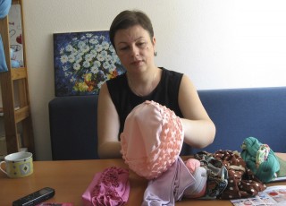 Гродзенка шые галаўныя ўборы для жанчын з анкалогіяй і гатова далучыцца да праекта па кансультацыі хворых
